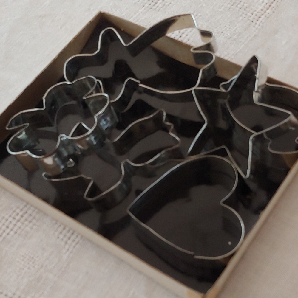 Vintage Metal Cookie Cutter Set - Picture 3 of 11